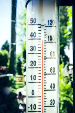 Yaz aylarında bir termometre