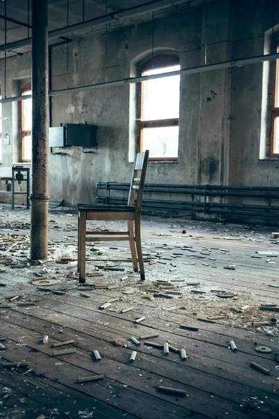 Ancienne chaise dans une usine — Photo