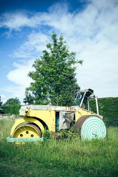 Steamroller in a meadow — Stock Photo, Image
