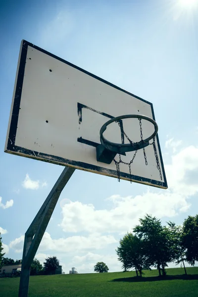 Arco de basquete ao sol — Fotografia de Stock