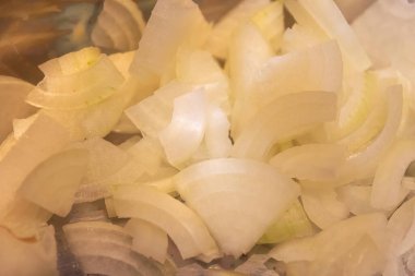 Yukarıdan yakından bakınca taze soğan dilimlenmiş.