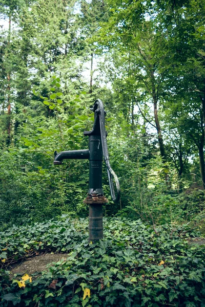 Bomba de água velha — Fotografia de Stock