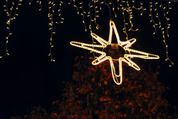 Una Stella Natale Illuminata Nella Notte — Foto Stock