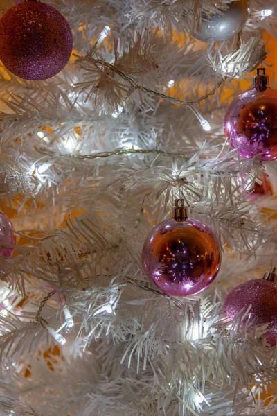 Albero Natale Bianco Con Palline Natale Rosse — Foto Stock