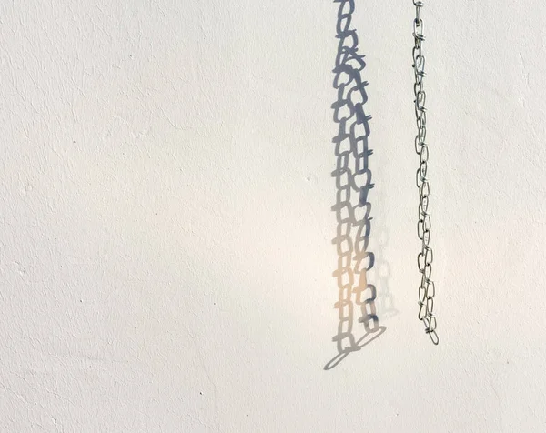 Single Chain Front White Wall Shadows — Zdjęcie stockowe