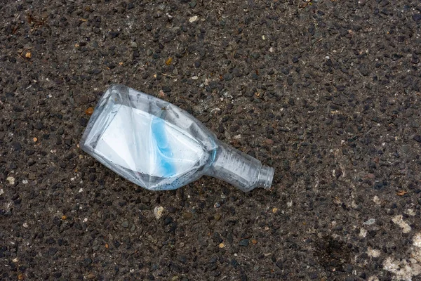Uma Garrafa Plástico Vazia Com Uma Vista Cima Uma Rua — Fotografia de Stock