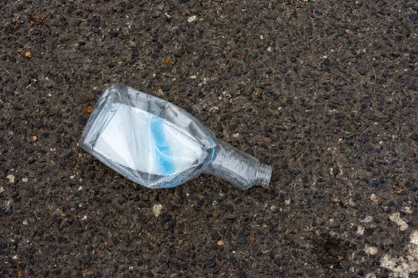 Une Bouteille Vide Plastique Avec Vue Haut Sur Une Rue — Photo