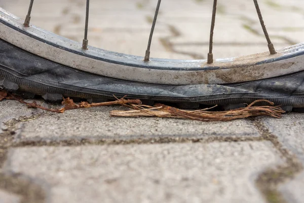 Fermer Sur Pneu Plat Dégonflé Vélo Avec Crevaison Porte Avant — Photo