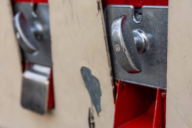 Eski bir sakız otomatı. Kapatın.