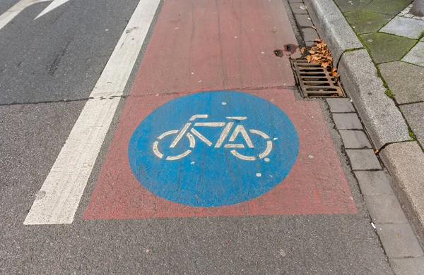 Bisiklet levhası yolda kırmızı boyayla çizilmiş, alçak açılı.