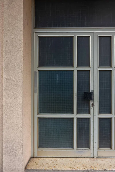 白い金属フレームと建物の窓は 近くの部分的なビューで外壁に凹ん — ストック写真