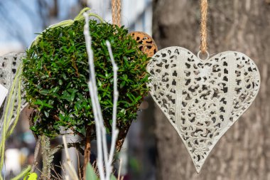 Sevgililer Günü için küçük bir ağacı olan dekoratif kalp.