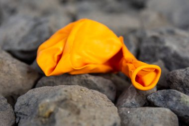 Eski bir turuncu balon taşların üzerinde