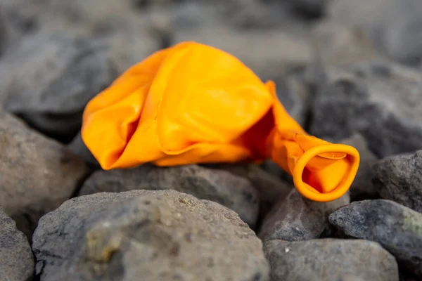 Vieux Ballon Orange Sur Des Pierres Dans Nature — Photo