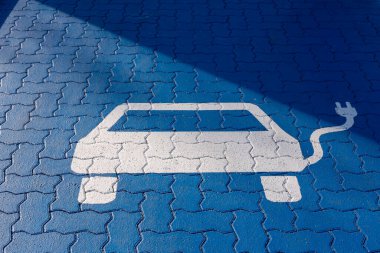 Şehirdeki elektrikli araçlar için bir otopark.