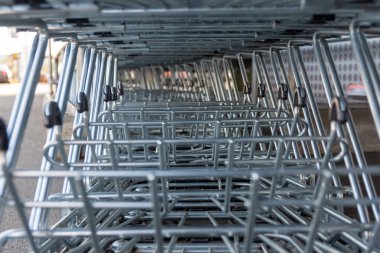 Süpermarketin önündeki alışveriş arabasının aşağıdan seçici odak noktası görünüyor