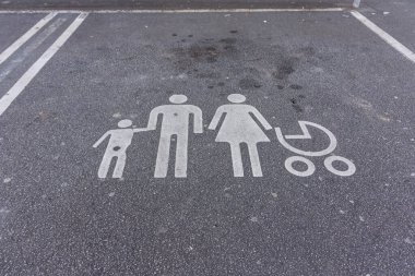 Bir süpermarketin önünde büyük bir aile park yeri