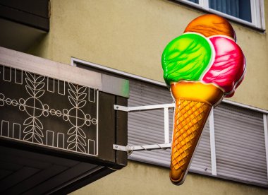 Almanya 'da bir şehrin duvarında dekoratif bir dondurma külahı.