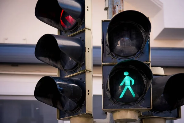 Almanya 'da bir şehirde yaya işaretleri olan bir trafik ışığı.