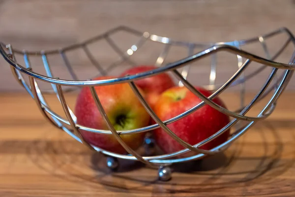 Pommes Dans Une Cage Métallique Gros Plan — Photo