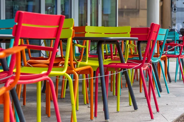 德国一家封闭餐馆前的彩色椅子 — 图库照片