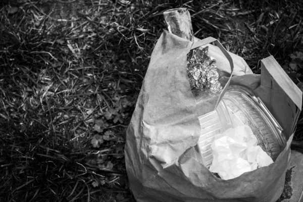 Pytel Odpadky Plastovým Odpadem Louce Černé Bílé — Stock fotografie