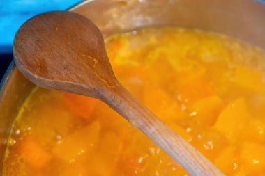 Mutfakta kabak güvecinin üstünde ahşap bir kaşık.