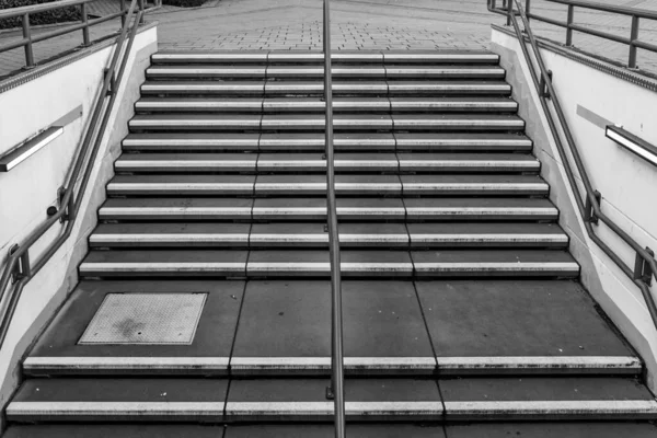 Una Escalera Con Pasamanos Blanco Negro Una Ciudad —  Fotos de Stock