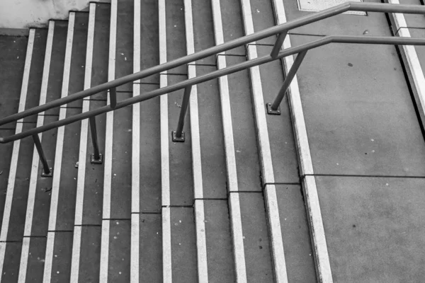 Una Escalera Con Pasamanos Blanco Negro Una Ciudad —  Fotos de Stock