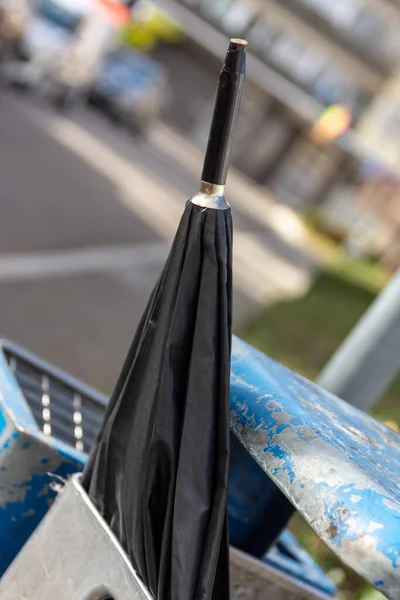 Ombrello Nero Bidone Della Spazzatura Città — Foto Stock