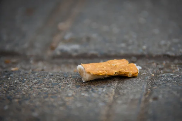 Enkele Sigarettenpeuk Straat Selectieve Focus — Stockfoto