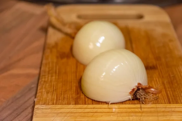 Eine Einzelne Scheiben Geschnittene Zwiebel Selektivem Fokus — Stockfoto