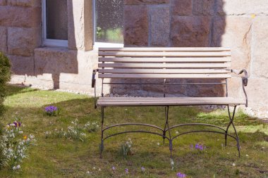 Baharda bahçede küçük bir bank