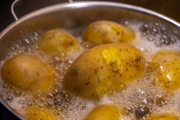 選択的焦点で鍋で調理ジャガイモ — ストック写真