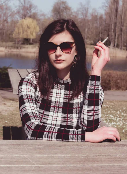 Een Aantrekkelijke Vrouw Met Zonnebril Sigaret Natuur — Stockfoto