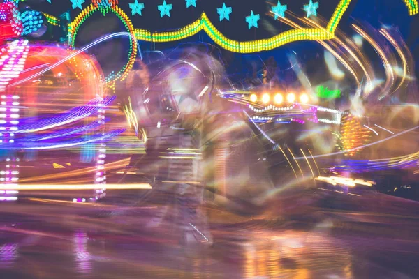Jarmark Obracających Się Jazdy Neonowych Kolorach Nocy — Zdjęcie stockowe