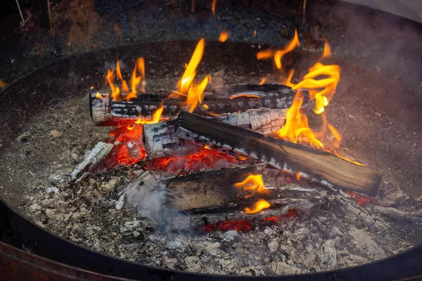 Öppen Spis Med Brinnande Ved Kvällen — Stockfoto