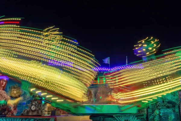 Geceleri neon renklerle dönen bir fuar.