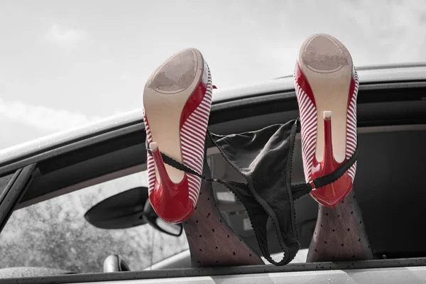 Schöne Rote High Heels Mit Frauenbeinen Mit Einem Ausrutscher Aus — Stockfoto