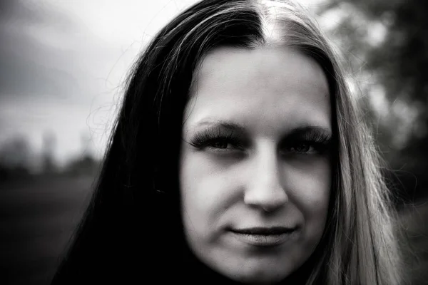 Портрет Женщины Секущимися Волосами Черно Белого Цвета — стоковое фото