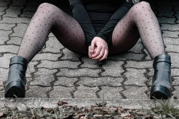 Una Mujer Sentada Con Medias Nylon Zapatos Negros Una Pose — Foto de Stock