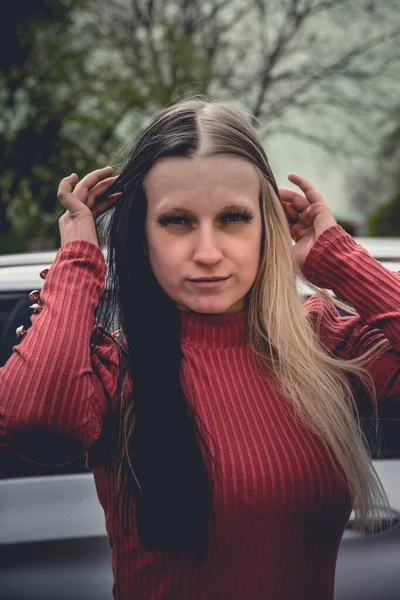 Een Prachtig Portret Van Een Vrouw Met Gespleten Haarkleur — Stockfoto