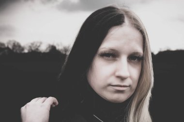 Siyah beyaz saç renginde bir kadının portresi.