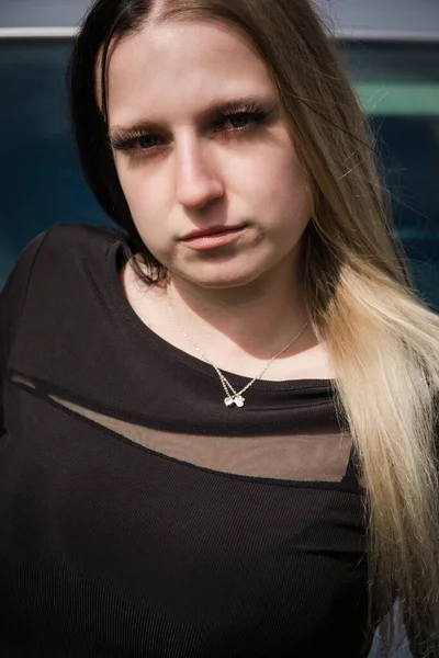 Sarı siyah saçlı bir kadının güzel bir portresi.