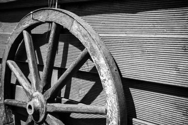 Duvardaki dekorasyon için eski bir ahşap tekerlek