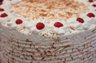 Büyük vişneli kremalı pasta.