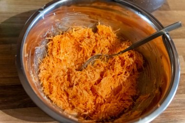 Kâsede taze kesilmiş havuç salatası.