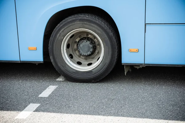 Blue Bus Wheel Road — Fotografia de Stock
