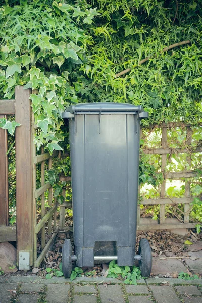 Doğada tek bir siyah çöp tenekesi