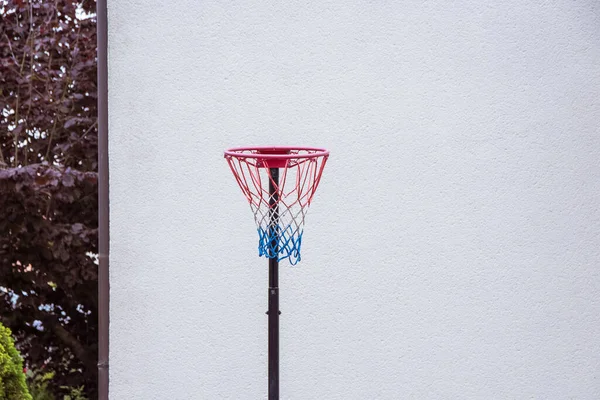Маленький Баскетбольний Кільце Перед Стіною Будинку — стокове фото